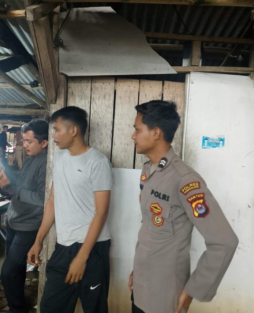 Anggota Polsek Angsana Polres Pandeglang Briptu Dadan Laksanakan Patroli Dialogis di Desa Angsana 7 WhatsApp Image 2024 07 28 at 21.17.21