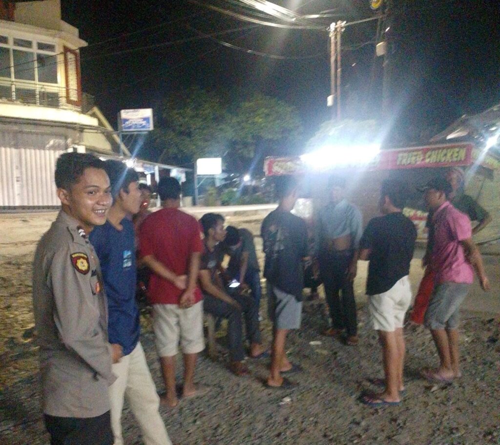 Anggota Polsek Angsana Polres Pandeglang Berikan Pesan Kamtibmas Saat Patroli Dialogis 9 WhatsApp Image 2024 07 28 at 21.17.41