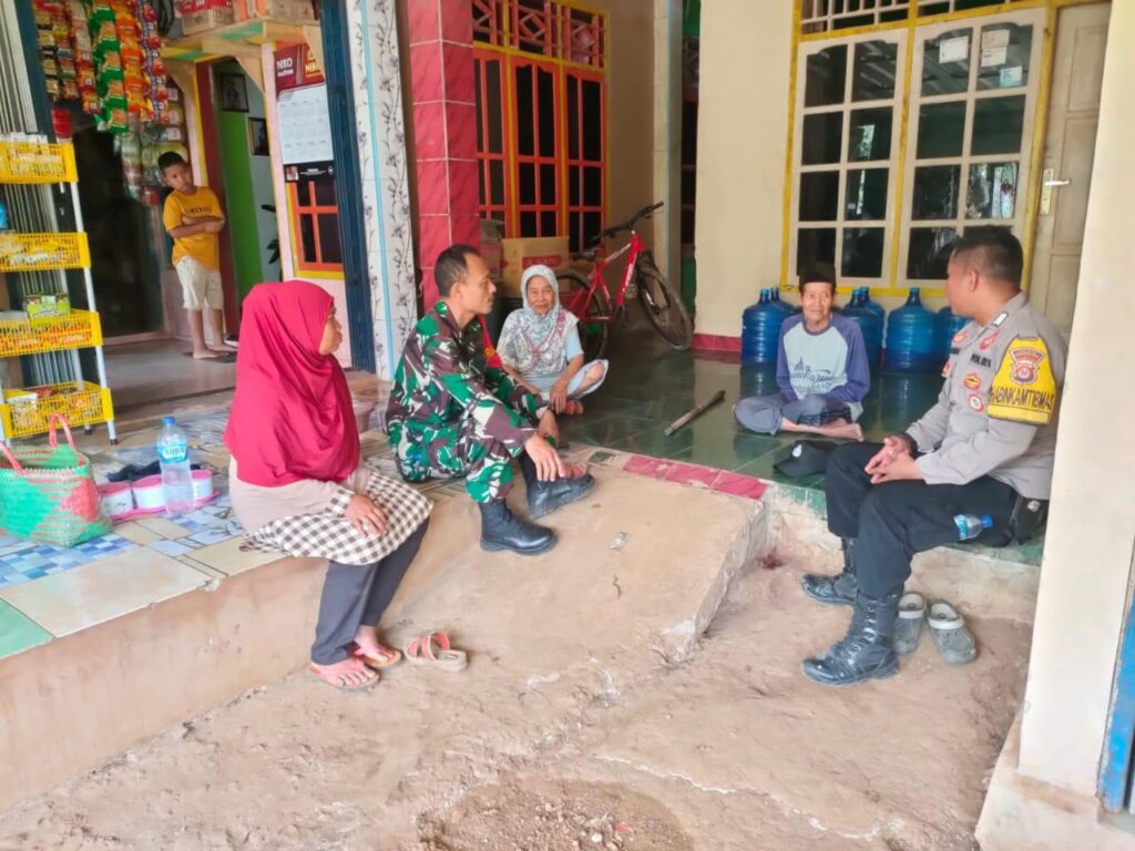 Bhabinkamtibmas Polsek Munjul Sambang Desa Untuk Menjaga Kamtibmas 10 WhatsApp Image 2024 07 28 at 21.35.26