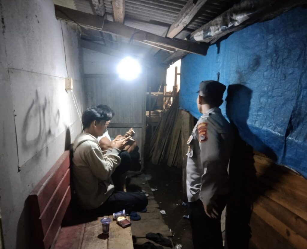 Ciptakan Kamtibmas yang Aman Kondusif Polsek Cikedal Patroli Malam 4 WhatsApp Image 2024 07 28 at 22.27.17