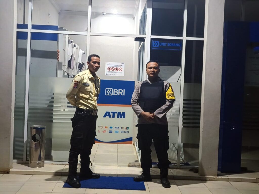 Polsek Panimbang Gelar Patroli dan Kontrol Petugas Keamanan BRI KCP Sobang untuk Menjaga Kamtibmas 5 WhatsApp Image 2024 07 29 at 00.05.39