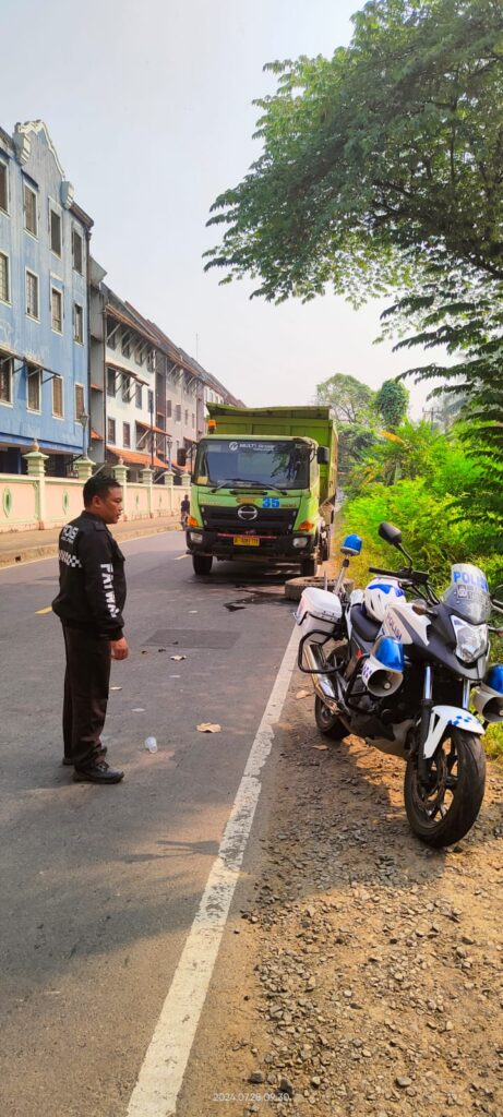 Unit Lantas Polsek Carita Tegur Truk Parkir di Sisi Jalan Raya Carita 10 WhatsApp Image 2024 07 29 at 06.20.29