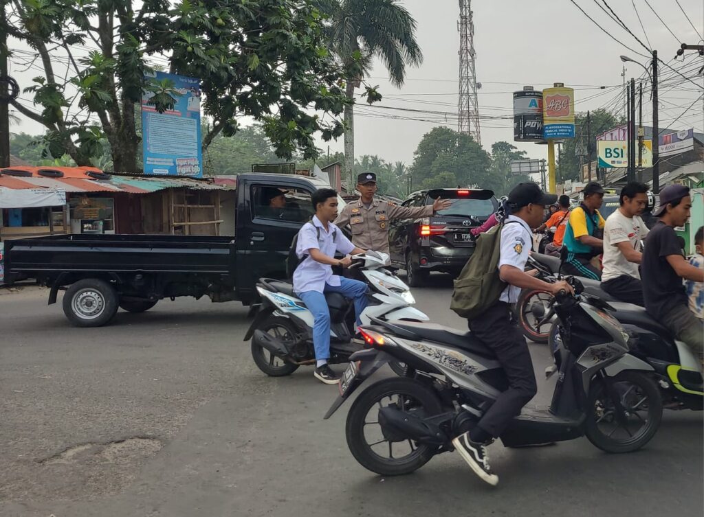Wujudkan Pelayanan Kepada Masyarakat, Polsek Menes Atur Lalin di Awal Pekan 5 WhatsApp Image 2024 07 29 at 13.37.49