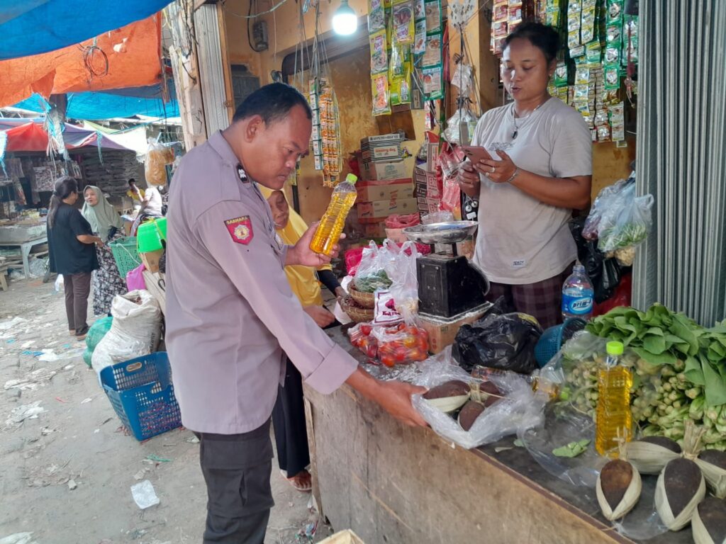 Antisipasi Kelangkaan Bahan Pokok, Polsek Menes Sisir Pasar 7 WhatsApp Image 2024 07 29 at 13.41.14