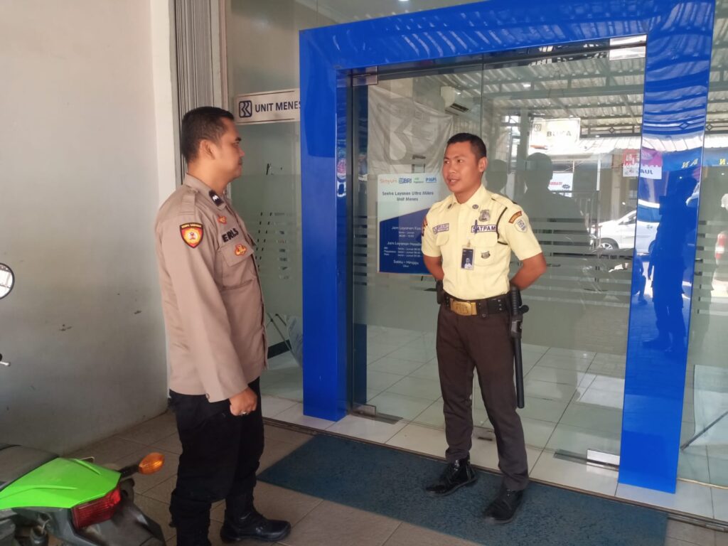 Cegah Tindak Pidana, Polsek Menes Jaga Keamanan Bersama Satpam Bank 6 WhatsApp Image 2024 07 29 at 15.13.47