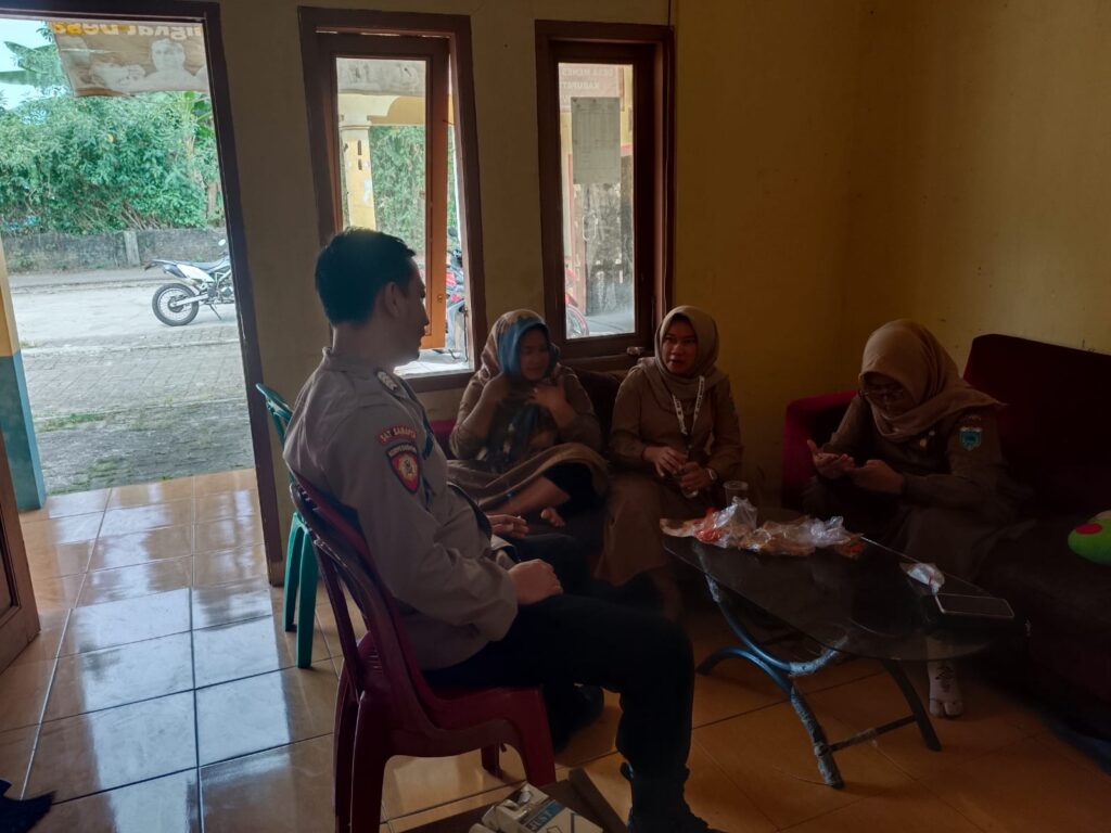 Berkunjung Kekantor Desa, Pak Bhabin Polsek Menes Berikan Himbauan dan Ajak Kerjasama 1 WhatsApp Image 2024 07 29 at 15.16.45