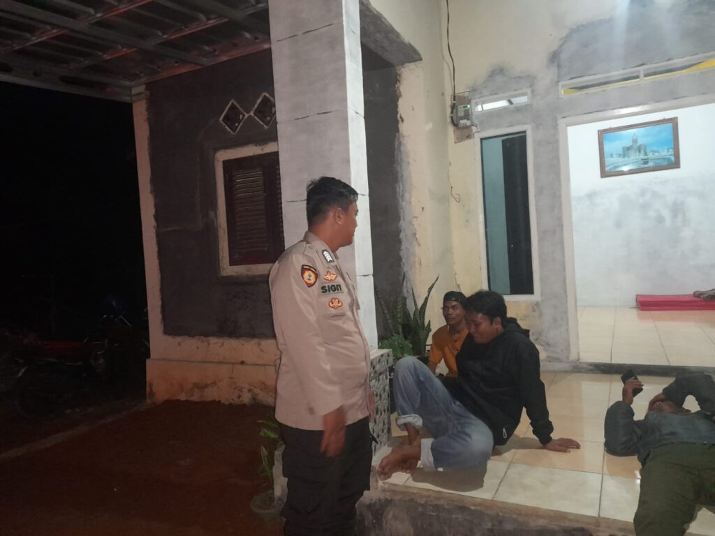 Lakukan Patroli Malam Bhabinkamtibmas Polsek Patia Sampaikan Pesan Kamtibmas 8 WhatsApp Image 2024 07 29 at 15.31.27