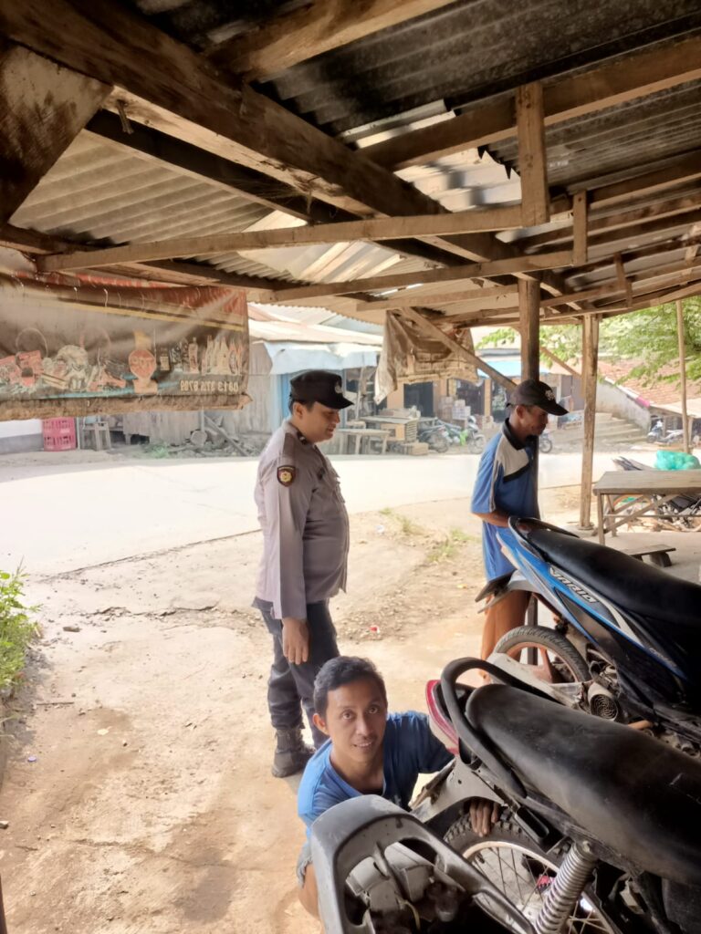 Polsek Bojong Polres Pandeglang Sambangi Tukang Ojek di Pasar Bojong untuk Edukasi Kamseltibcar Lantas 2 WhatsApp Image 2024 07 29 at 16.03.19