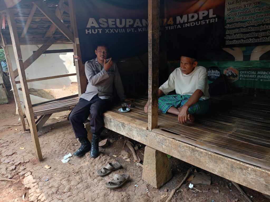 Bhabinkamtibmas Polsek Jiput Jalin Silaturahmi dengan Warga 4 WhatsApp Image 2024 07 29 at 21.11.54