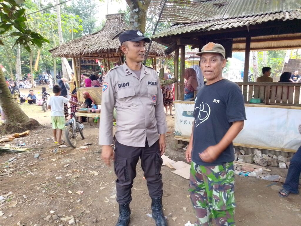 Polsek Menes Gelar Patroli Dialogis dan Himbauan Kamtibmas di Desa-desa 8 WhatsApp Image 2024 07 30 at 13.42.06