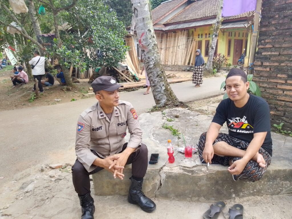 Polsek Menes Sambangi Warga, Jalin Silaturahmi dan Ciptakan Kamtibmas Kondusif 1 WhatsApp Image 2024 07 30 at 13.45.02