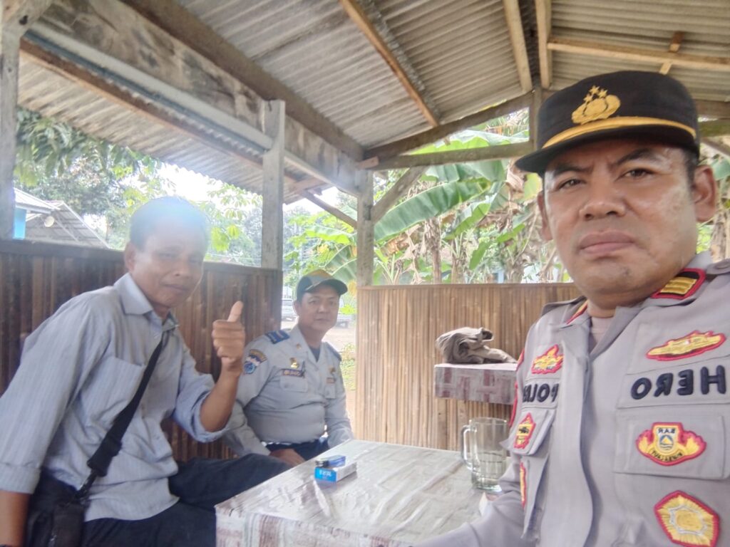 Kapolsek Menes Lakukan Patroli Dialogis dan Sambangi Tokoh Masyarakat 3 WhatsApp Image 2024 07 30 at 13.48.59
