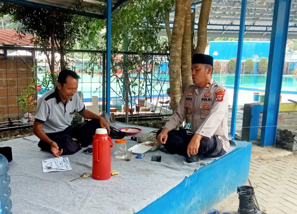 Jalin Silaturahmi, Kapolsek Menes Pandeglang Sambangi Tokoh Masyarakat 6 WhatsApp Image 2024 07 30 at 17.09.36