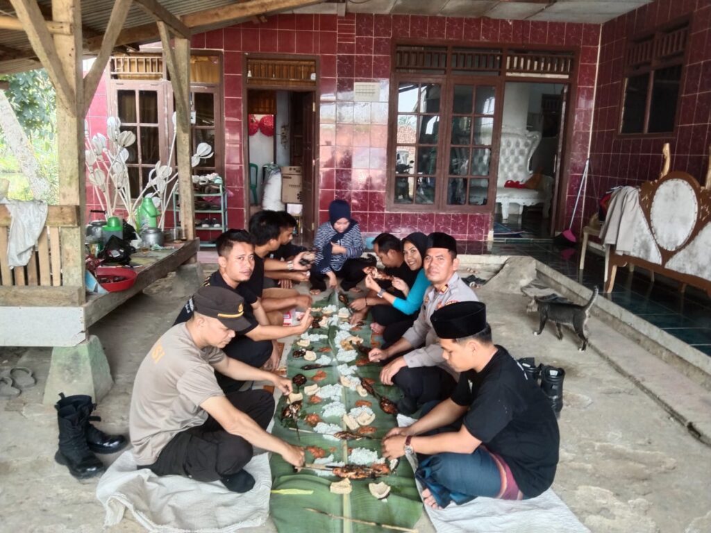 Kapolsek Menes AKP Hero SH Jalin Silaturahmi dengan Warga Melalui Kegiatan Bancakan 5 WhatsApp Image 2024 07 30 at 17.11.48
