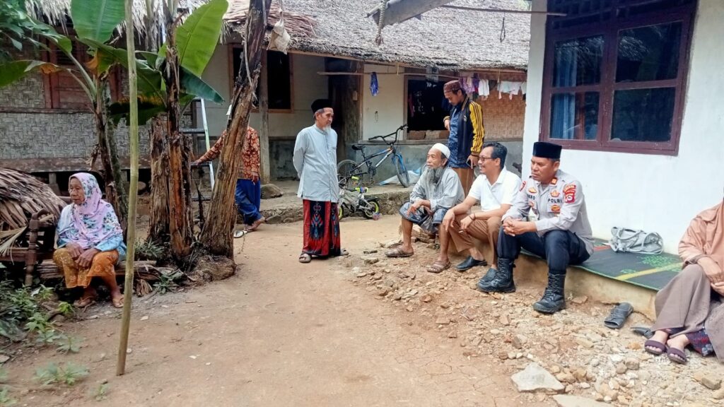 AKP Hero SH, Kapolsek Menes Melaksanakan Patroli Dialogis dan Sambang Kepada Tokoh Masyarakat Desa Cilabanbulan 4 WhatsApp Image 2024 07 30 at 17.16.12