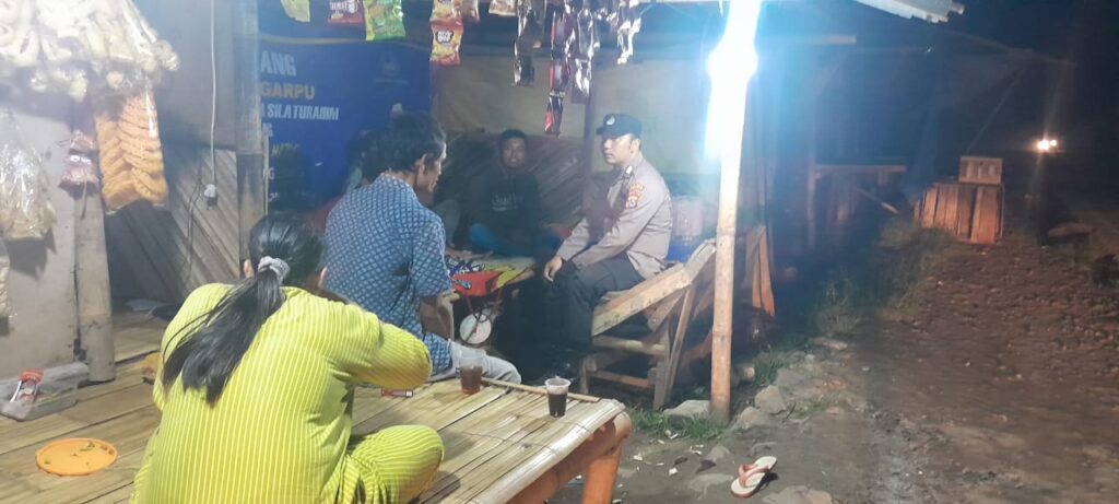Tingkatkan keamanan di lingkungan Warga Masyarakat, Personil Polsek Picung Lakukan Patroli Malam hari 9 WhatsApp Image 2024 07 30 at 19.24.51