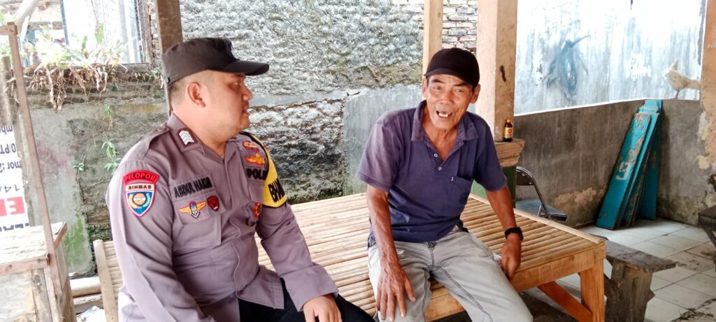 Sambangi Warga Bhabinkamtibmas Polsek Picung Wujudkan Kemitraan Dalam Menjaga Kamtibmas 4 WhatsApp Image 2024 07 30 at 19.25.00