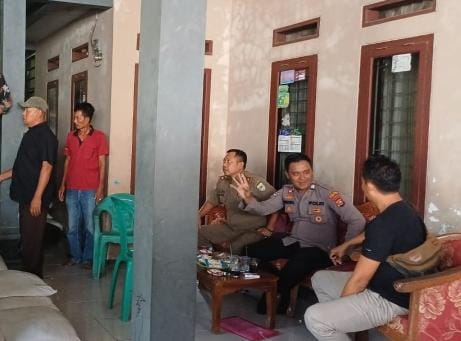 Bhabinkamtibmas Polsek Angsana Polres Pandeglang Brigadir Ruston Sambangi Masyarakat Desa Angsana 2 WhatsApp Image 2024 07 30 at 21.22.35