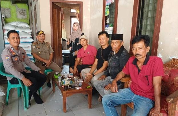 Jalin Komunikasi, Bhabinkamtibmas Polsek Angsana Sambangi Tokoh Masyarakat Desa Angsana 8 WhatsApp Image 2024 07 30 at 21.22.54