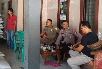 Dekatkan Diri dengan Masyarakat, Bhabinkamtibmas Polsek Angsana Polres Pandeglang Kunjungi Rumah Warga 5 WhatsApp Image 2024 07 30 at 21.23.08