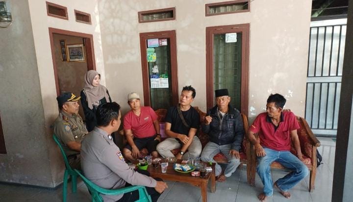 Kunjungan Door to Door System, Cara Bhabinkamtibmas Polsek Angsana Dekatkan Diri dengan Masyarakat 10 WhatsApp Image 2024 07 30 at 21.23.21