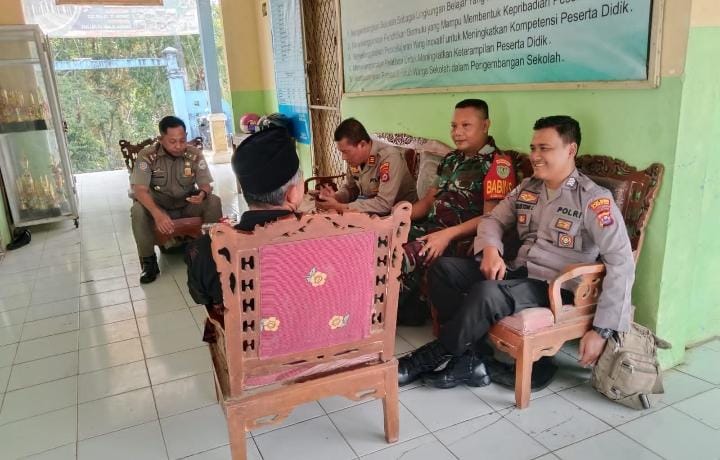 Kunjungi SMPN 2 Angsana, Bhabinkamtibmas Sampaikan Pencegahan Tawuran Antar Pelajar 6 WhatsApp Image 2024 07 30 at 21.23.31