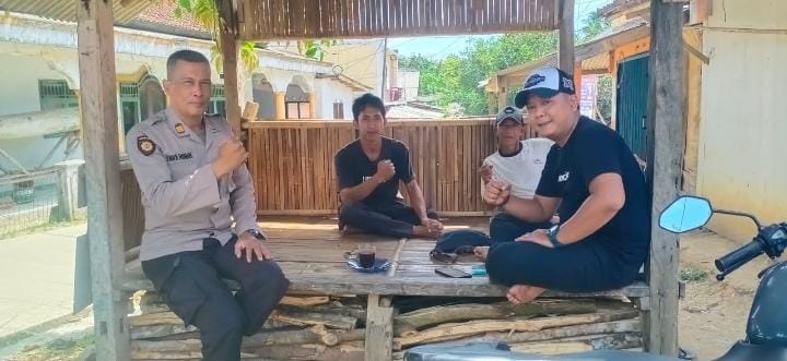 Kapolsek Angsana AKP Eman Rahman Sambangi Masyarakat Desa Cikayas 1 WhatsApp Image 2024 07 30 at 21.23.52