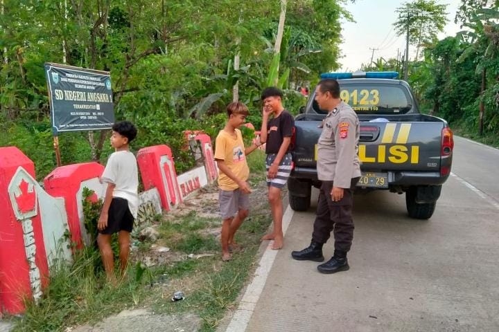 Cegah Laka Lantas, Anggota Piket Polsek Angsana Polres Pandeglang Laksanakan Strongpoint 9 WhatsApp Image 2024 07 30 at 21.24.00
