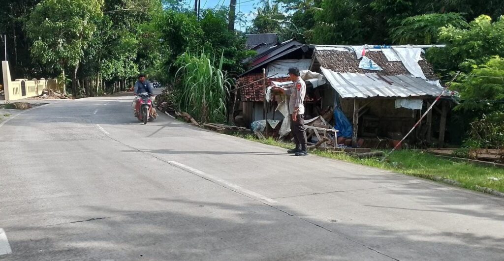 Berikan Pelayanan Kepada Masyarakat, Anggota Piket Polsek Angsana Polres Pandeglang Laksanakan Strongpoint 7 WhatsApp Image 2024 07 30 at 21.24.16