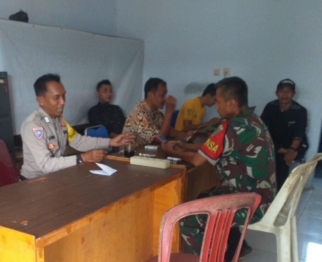 Bhabinkamtibmas Polsek Carita Sambangi Kantor Desa Banjarmasin untuk Tingkatkan Koordinasi dan Keamanan 2 WhatsApp Image 2024 07 30 at 21.26.08