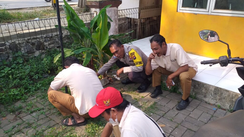 Bhabinkamtibmas Polsek Carita Bergabung dalam Kegiatan Selasa Bersih di Kantor Desa Banjarmasin 3 WhatsApp Image 2024 07 30 at 21.28.35