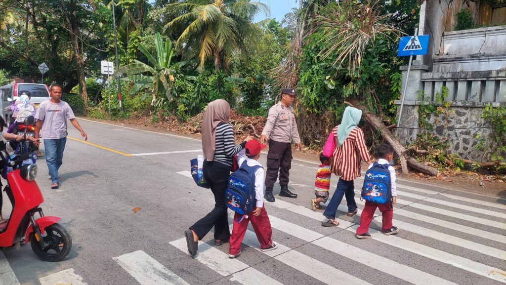 Personil Polsek Carita Laksanakan Pengaturan Lalu Lintas di Jam Pulang Sekolah 4 WhatsApp Image 2024 07 30 at 21.32.05