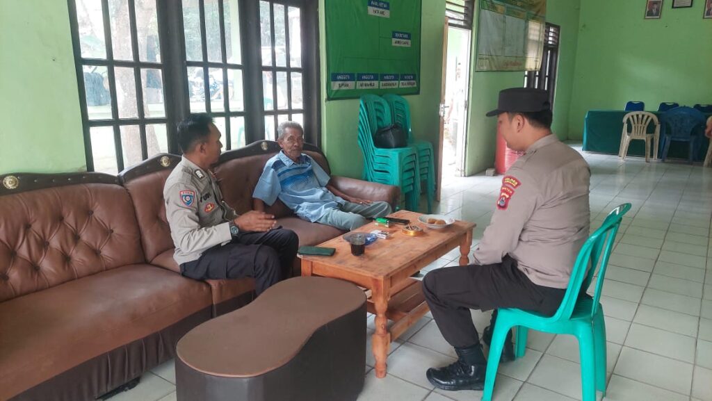 Kunjungan Polsek Carita ke Kantor Desa Carita: Meningkatkan Kerjasama dan Keamanan Lokal 8 WhatsApp Image 2024 07 30 at 21.42.57