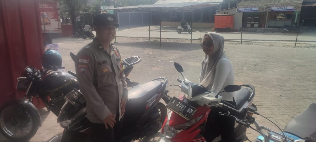 Polsek Cikeusik Lakukan Patroli Siang Hari Antisipasi Gangguan Kamtibmas 6 WhatsApp Image 2024 07 30 at 22.08.45