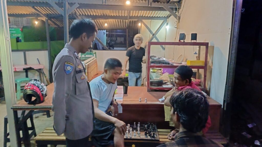 Bhabinkamtibmas Polsek Mandalawangi Polres Pandeglang Rutin Keliling Sambangi Warga 10 WhatsApp Image 2024 07 30 at 22.12.19