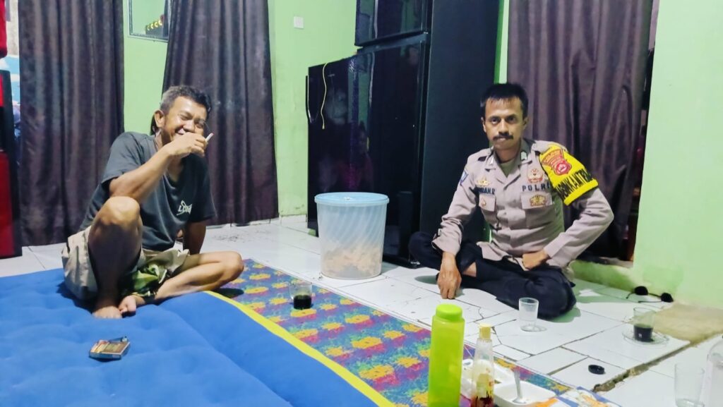 Bhabinkamtibmas Polsek Mandalawangi Sambang Desa Binaan, Jalin Silaturahmi dan Ciptakan Keamanan Kondusif 1 WhatsApp Image 2024 07 30 at 22.13.35