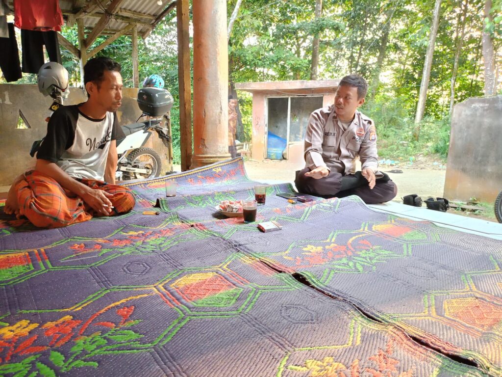 Bhabinkamtibmas Polsek Jiput Jalin Silaturahmi dengan Warga Beri Edukasi Kamtibmas 7 WhatsApp Image 2024 07 30 at 22.14.43