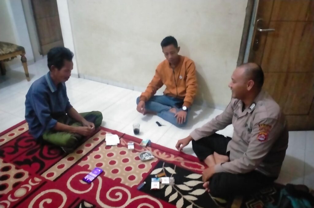 Kapolsek Mandalawangi Sambangi Tokoh untuk Mempererat Silaturahmi dan Menjaga Kamtibmas 8 WhatsApp Image 2024 07 30 at 22.15.52