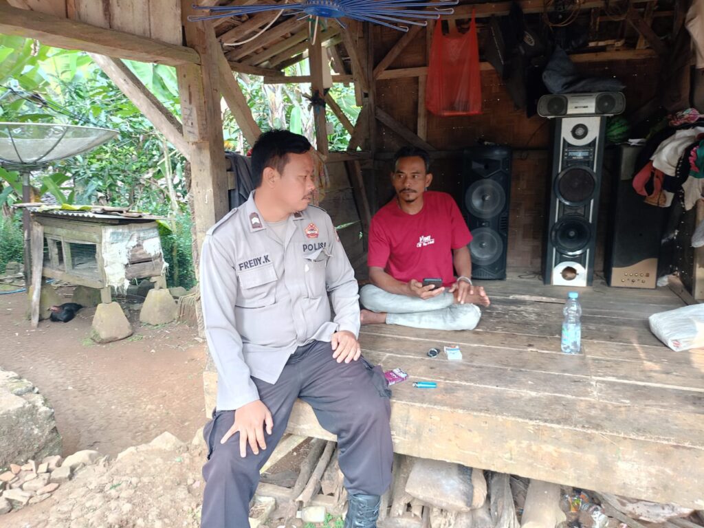 Cegah Kriminalitas, Bhabinkamtibmas Polsek Jiput Rutin Patroli Dialogis 1 WhatsApp Image 2024 07 30 at 22.35.59