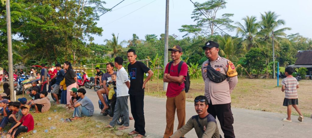 Polsek Munjul Jaga Kondusivitas, Amankan Pertandingan Sepak Bola Antar Desa se-Kecamatan Sindangresmi 3 WhatsApp Image 2024 07 30 at 22.42.36
