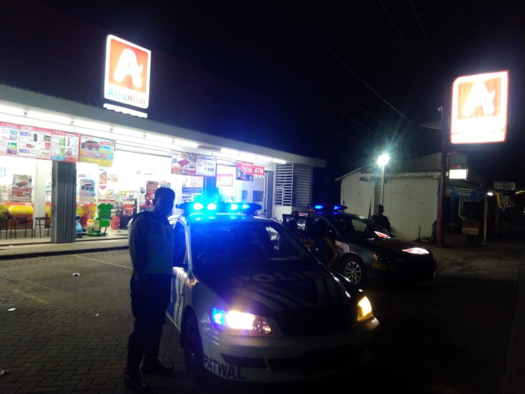 Polsek Carita Gelar Patroli Malam Blue Light di Jalan Raya Carita 9 WhatsApp Image 2024 07 31 at 06.05.54