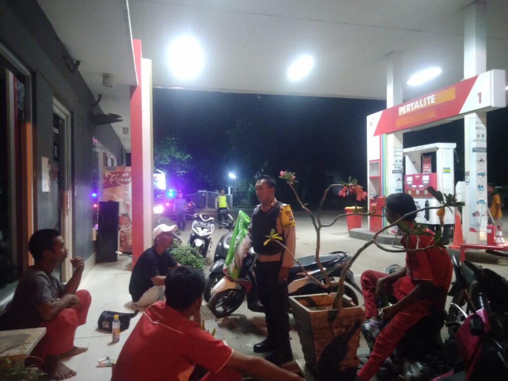 Polsek Carita Lakukan Patroli Malam ke SPBU Sukanegara 10 WhatsApp Image 2024 07 31 at 06.07.31