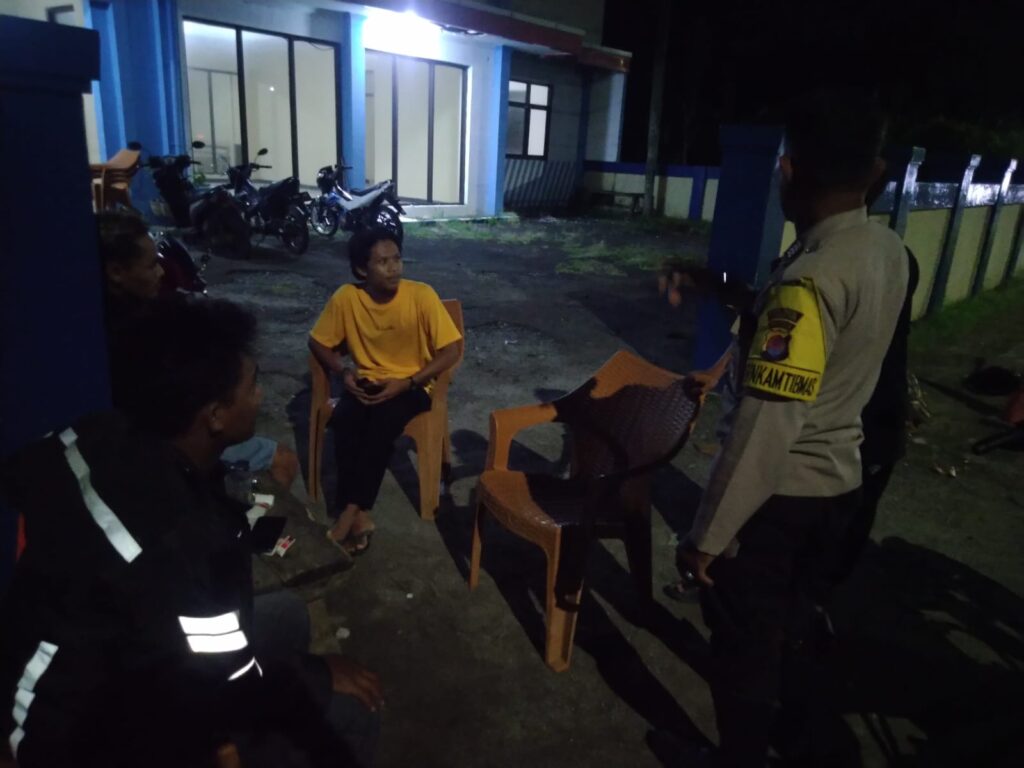 Bhabinkamtibmas Polsek Carita Dialog dengan Masyarakat dalam Patroli Malam 1 WhatsApp Image 2024 07 31 at 06.10.25