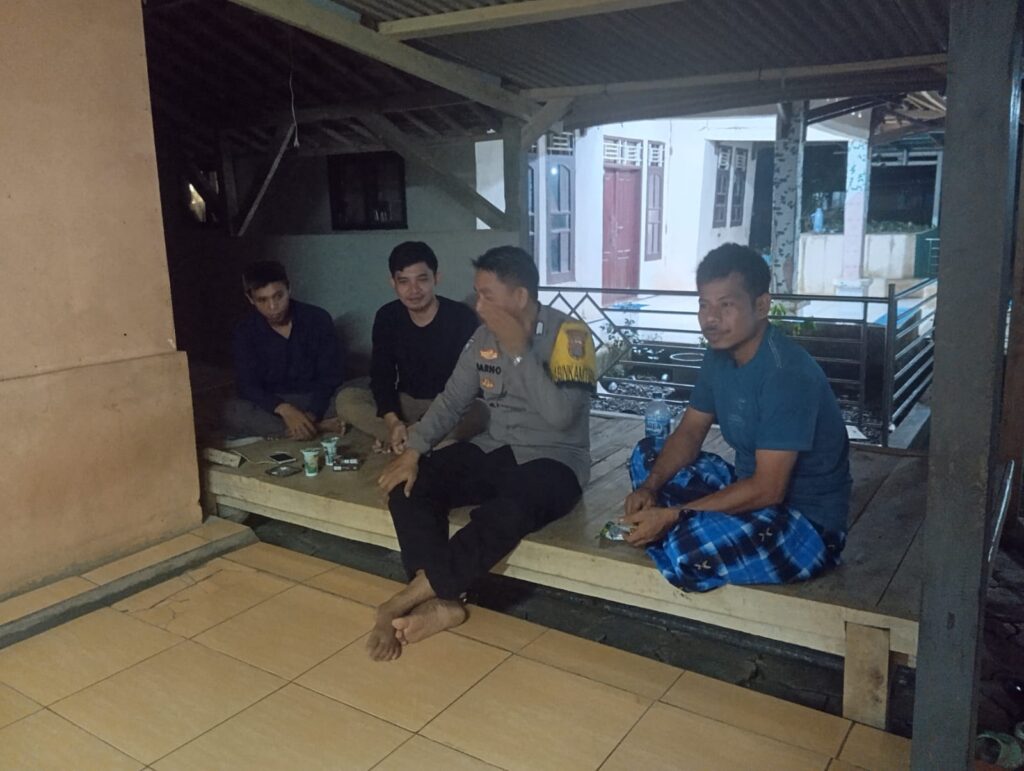 Lakukan Patroli Malam Bhabinkamtibmas Polsek Patia Sampaikan Pesan Kamtibmas 3 WhatsApp Image 2024 07 31 at 06.22.27