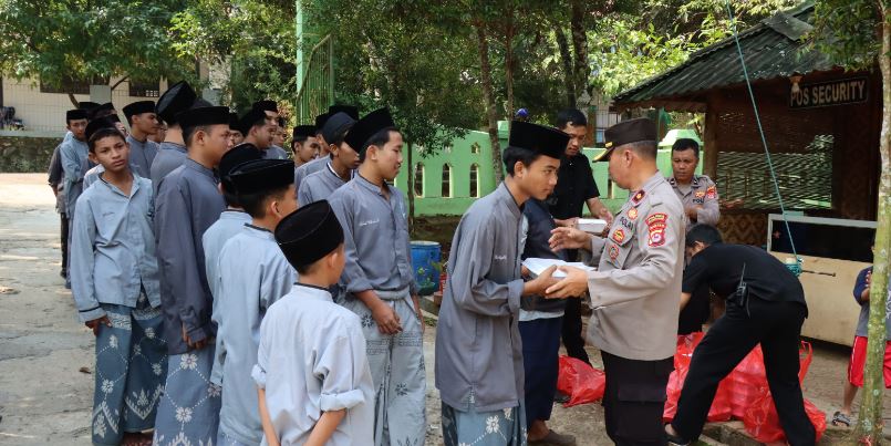 Kapolres Pandeglang Berbagi Santunan ke Pondok Pesantren dan Panti Asuhan Menyambut 10 Muharam 5 bn