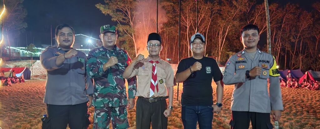 Bhabinkamtibmas Polsek Angsana Polres Pandeglang Hadiri Kegiatan Upacara Api Unggun Siswa-Siswi MTSN 7 Pandeglang 1 pa