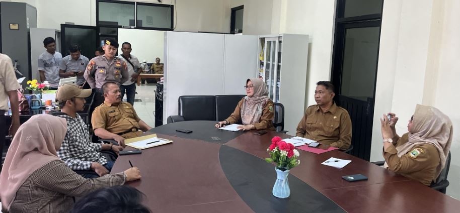 Sat Samapta Polres Pandeglang Gelar Pengamanan Unjuk Rasa Himpunan Mahasiswa Pandeglang Selatan di Kantor Dinas Pendidikan 5 pam