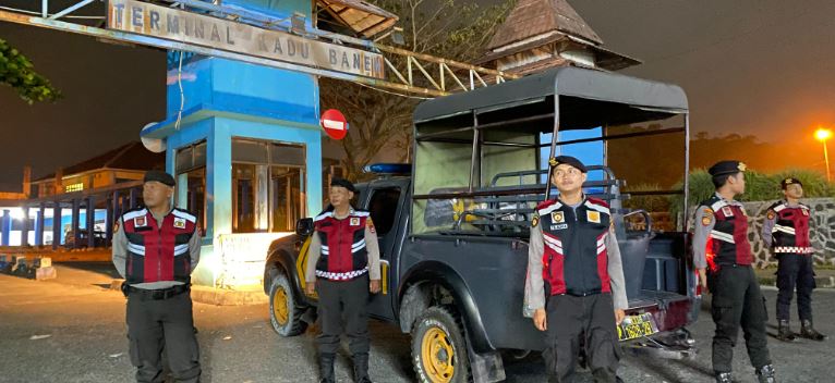Sat Samapta Polres Pandeglang Menggelar Patroli di Terminal Kadubanen untuk Menjaga Keamanan dan Ketertiban 1 pk
