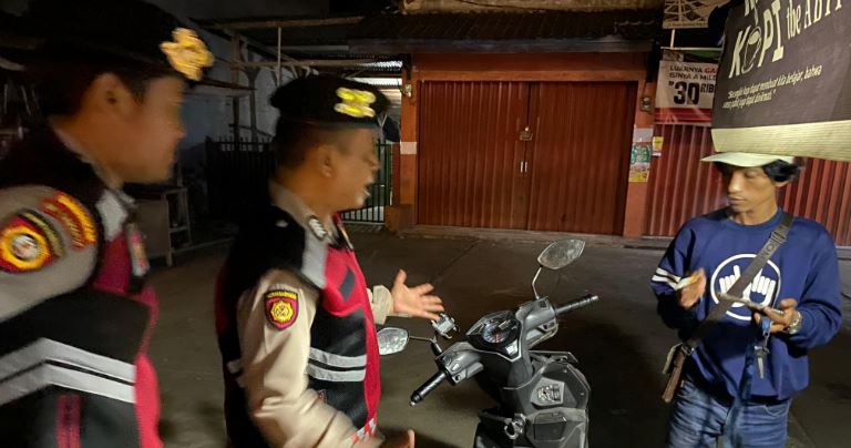 Antisipasi Penyakit Masyarakat, Sat Samapta Polres Pandeglang Menggelar Pemeriksaan Kendaraan Roda Dua di Cigadung 3 pm 5