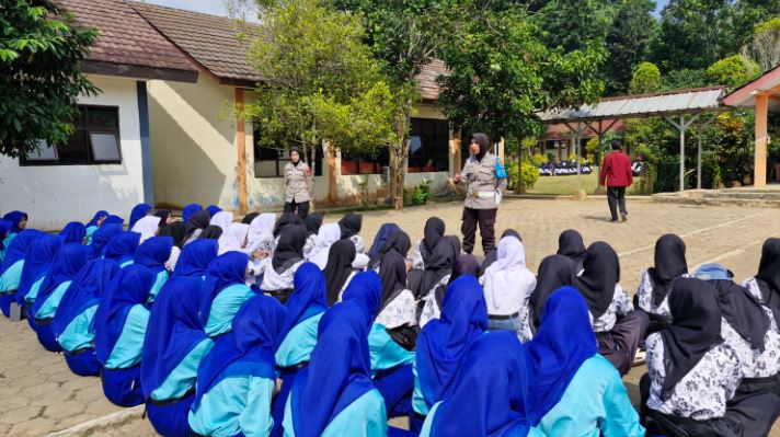 Polwan Polres Pandeglang Sambangi SMK 8 Pandeglang Berikan Edukasi Kamseltibcar dan Antisipasi Kriminalitas 4 via